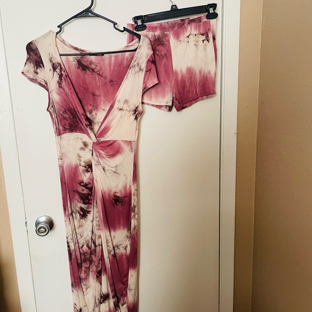 Super cute Tie Dye Set. Perfect for vacation or summer.